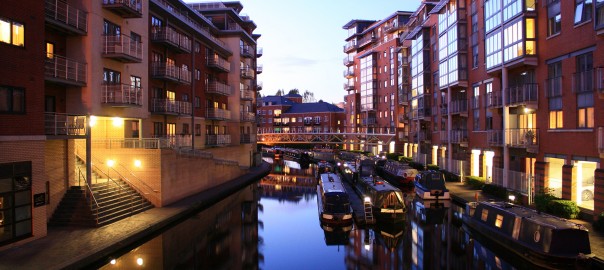 Birmingham_canalside_apartments_at_dusk